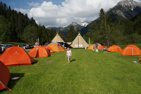 Zelten mit Bergblick und Riesentipi